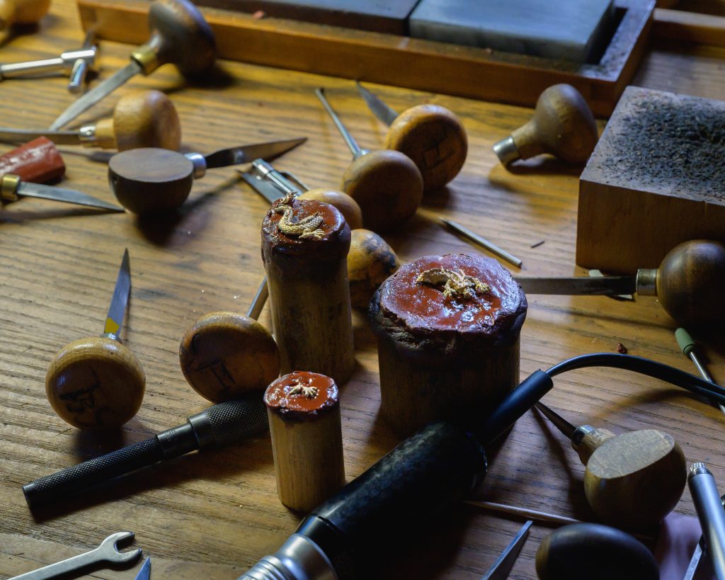 Arnold & Son Luna Magna RG_dragon engraving (9)