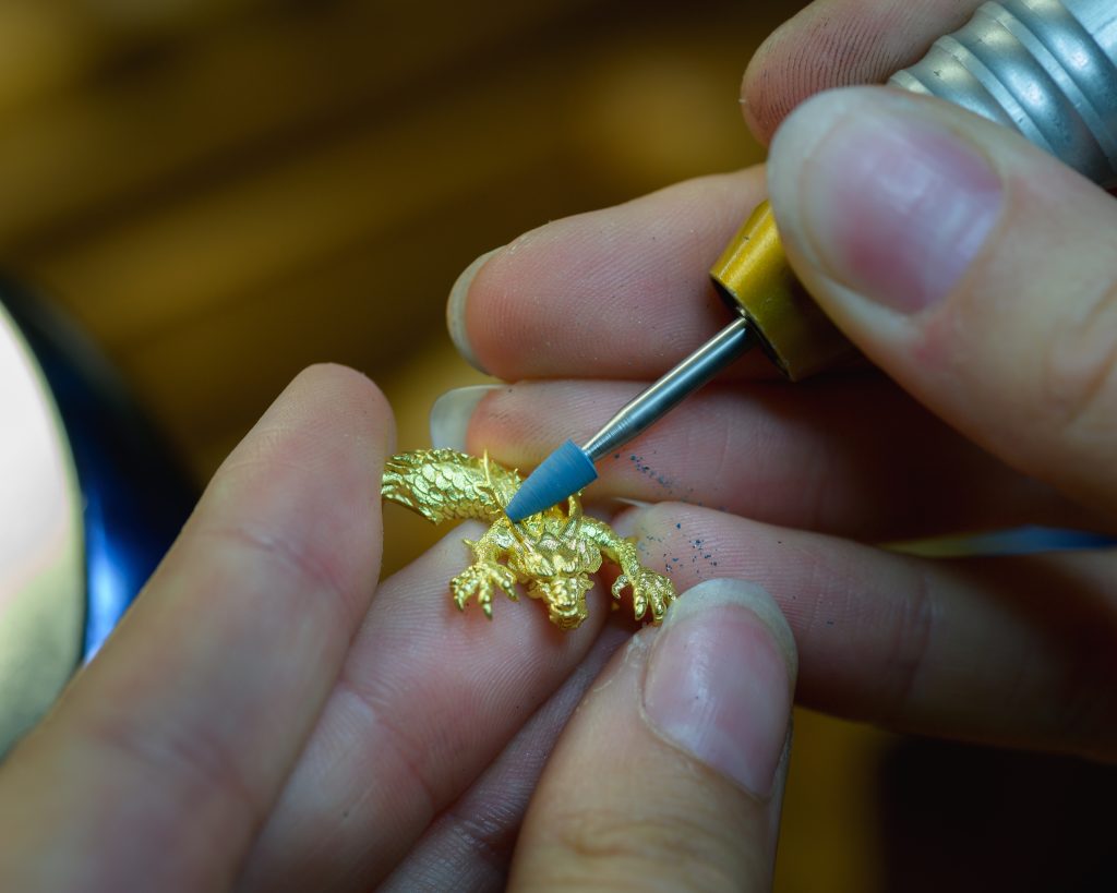 Arnold & Son Luna Magna RG_dragon polishing (1)